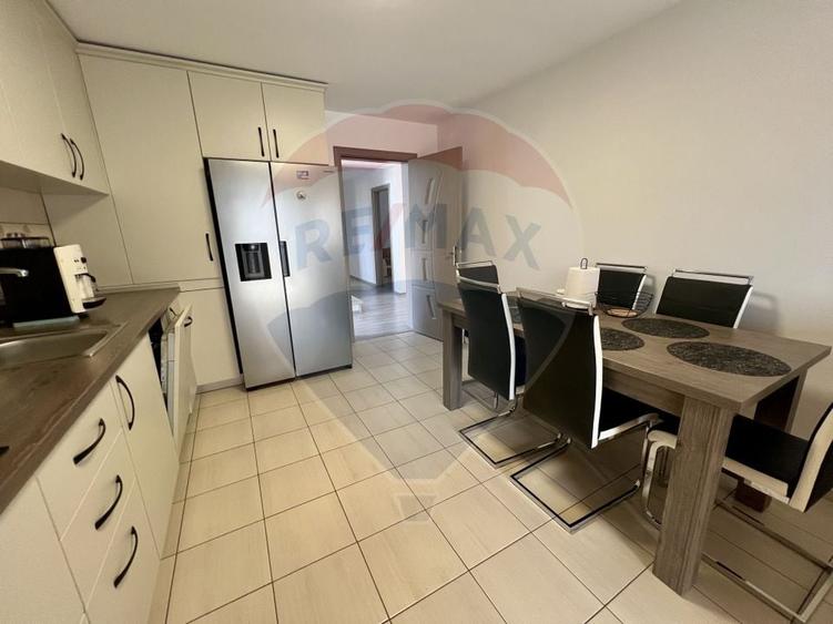 Casă cu 8 camere cu Teren 792 Mp în Cristian