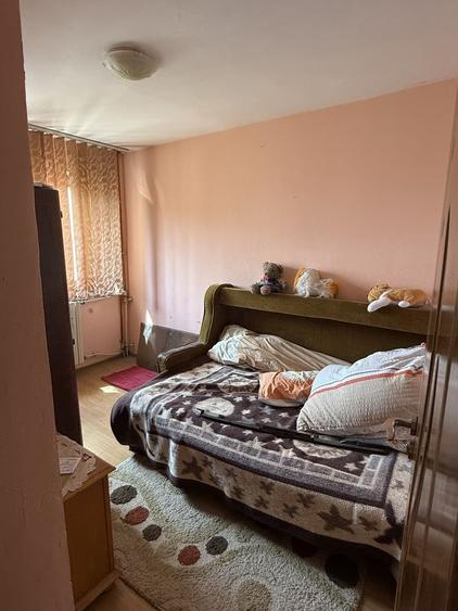 Apartament cu 3 camere semidecomandat în Cet