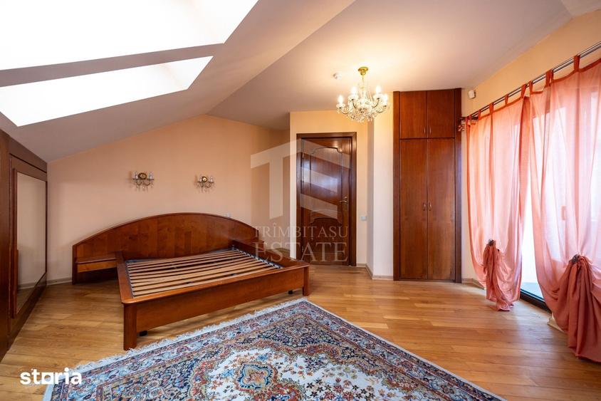 Casă cu 8 camere cu Teren 1553 Mp în Central