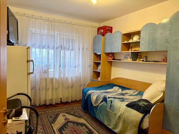 Apartament cu 4 camere decomandat în Sânmartin