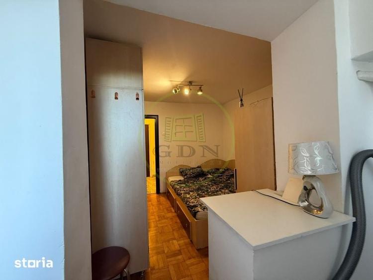Apartament cu 3 camere decomandat în Calea București