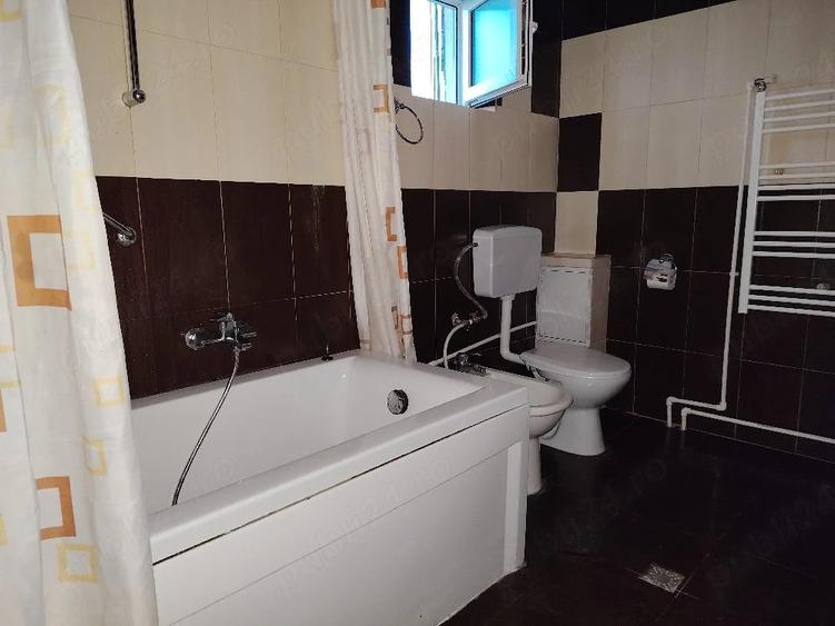 Casă cu 5 camere cu Teren 300 Mp în Central