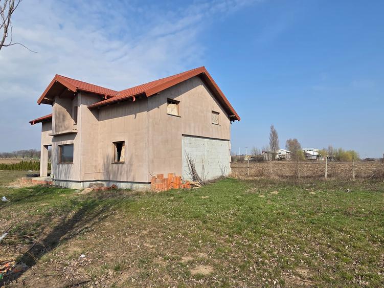 Casă cu 5 camere cu Teren 4165 Mp în Exterior Sud