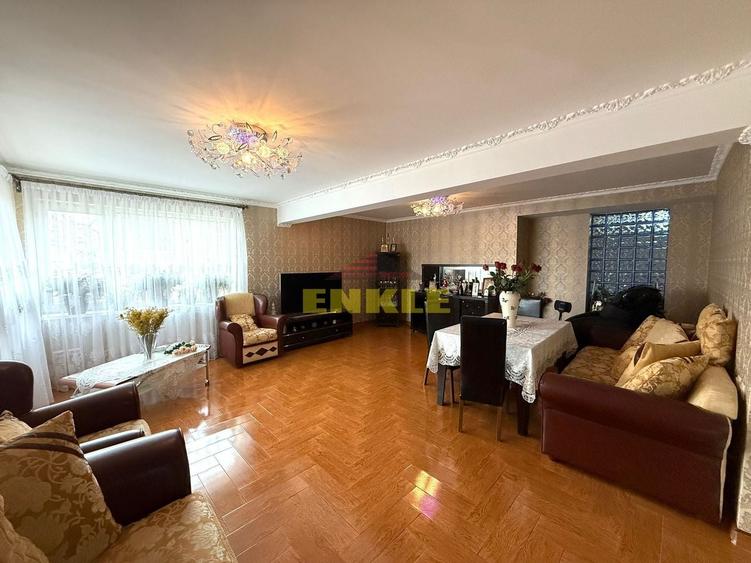 Casă individuală cu 8 camere cu Teren 150 Mp în Central