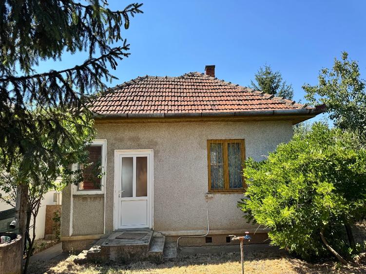 Casă individuală cu 3 camere cu Teren 1190 Mp în Periferie