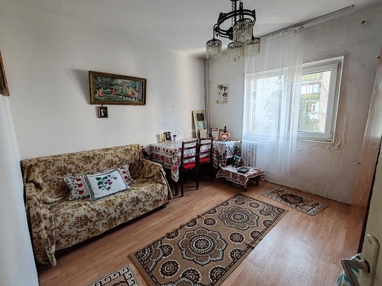 Apartament cu 3 camere decomandat în Drumul Taberei