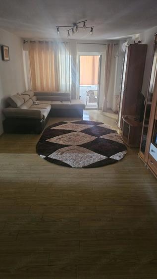 Apartament cu 3 camere decomandat în 1 Decembrie