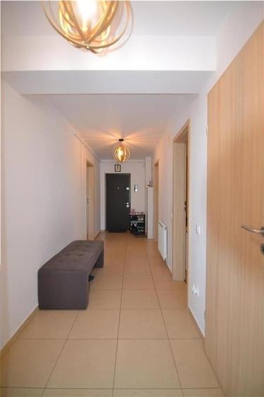 Apartament cu 3 camere decomandat în Tractorul