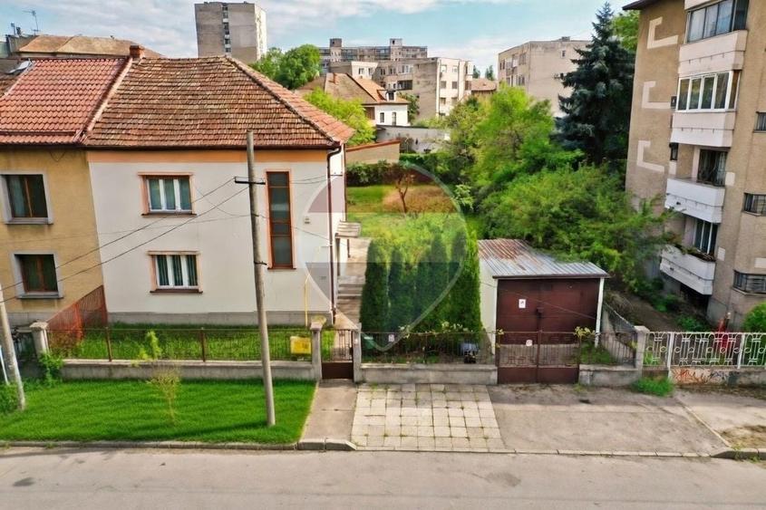 Casă cu 5 camere cu Teren 695 Mp în Tipografilor