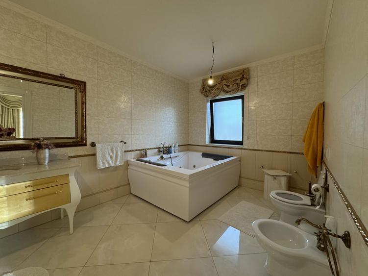 Casă individuală cu 10 camere cu Garaj în Central