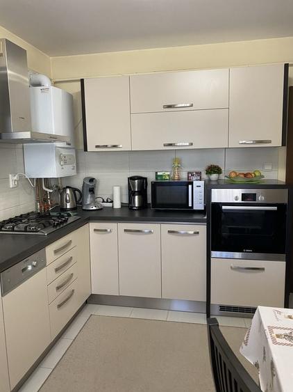 Apartament cu 3 camere decomandat în Petrești