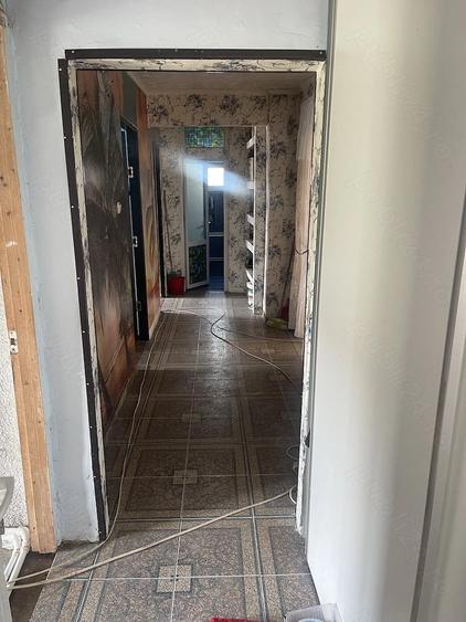 Apartament cu 4 camere decomandat în 1 Decembrie