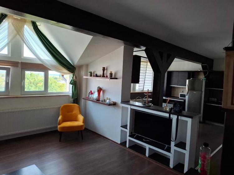 Apartament cu 3 camere semidecomandat, mobilat în Străulești