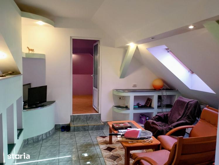 Casă individuală cu 8 camere cu Canalizare în Șagului