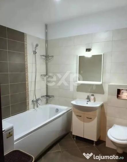 Apartament cu 3 camere semidecomandat în Central