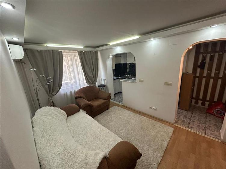 Apartament cu 3 camere semidecomandat, mobilat în Podu Roș
