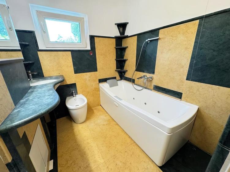 Apartament cu 4 camere în Mircea cel Bătrân