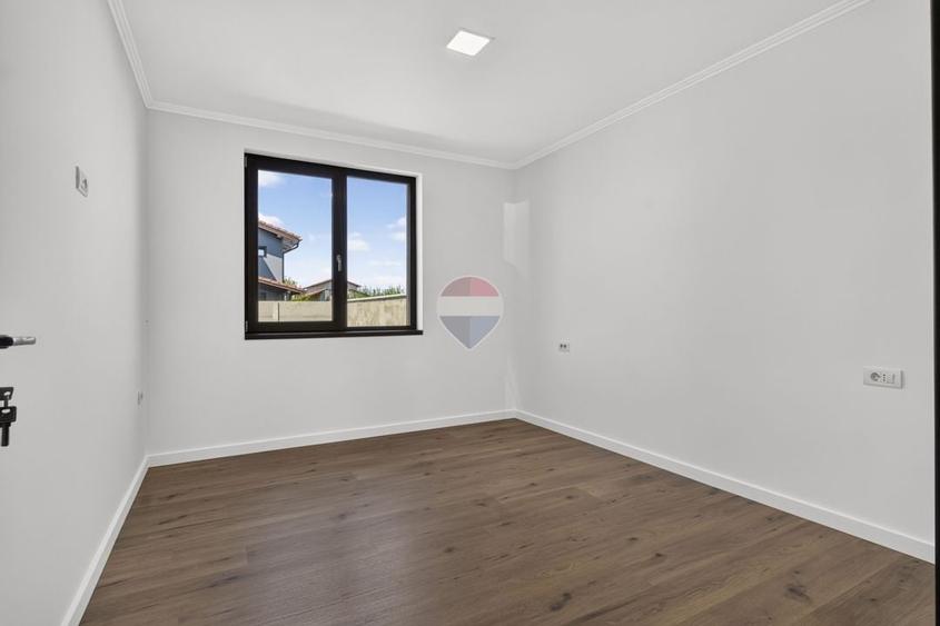 Casă cu 7 camere cu Teren 437 Mp în Livada