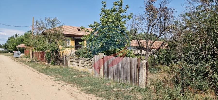 Casă individuală cu 5 camere cu Canalizare în Bâzdâna