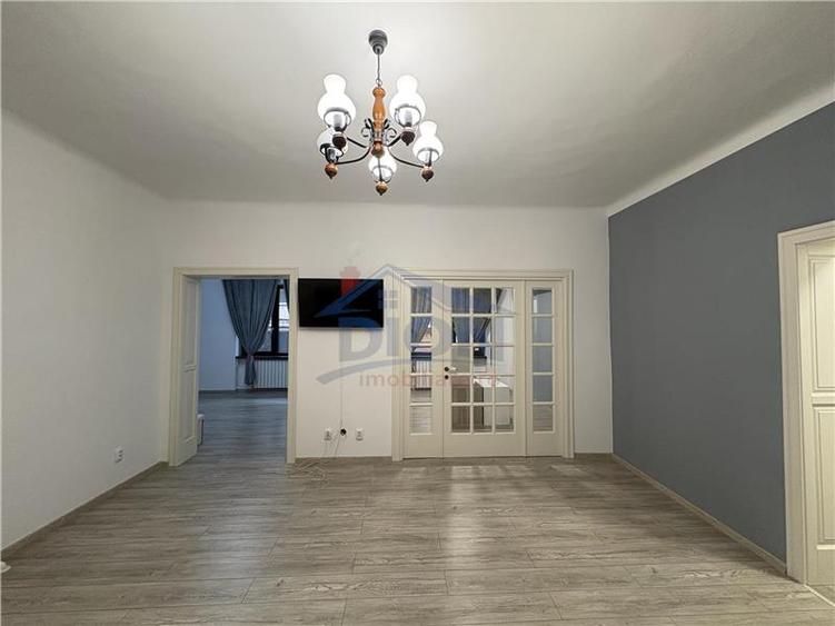 Apartament cu 3 camere semidecomandat în Universitate