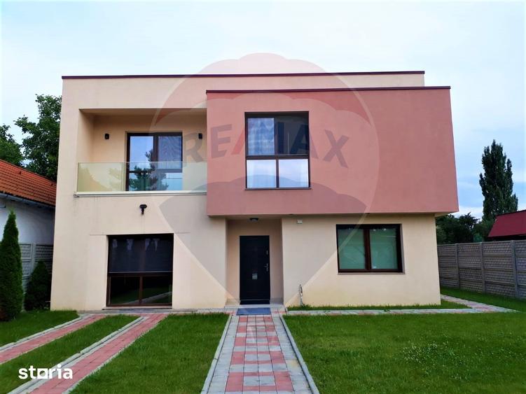 Casă cu 6 camere cu Teren 1071 Mp în Central
