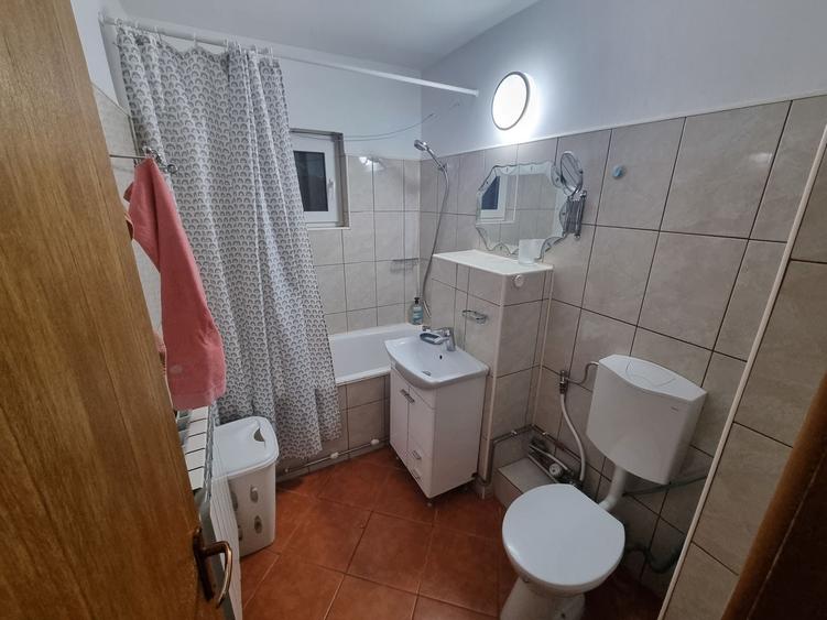 Apartament cu 3 camere decomandat, mobilat în Dacia