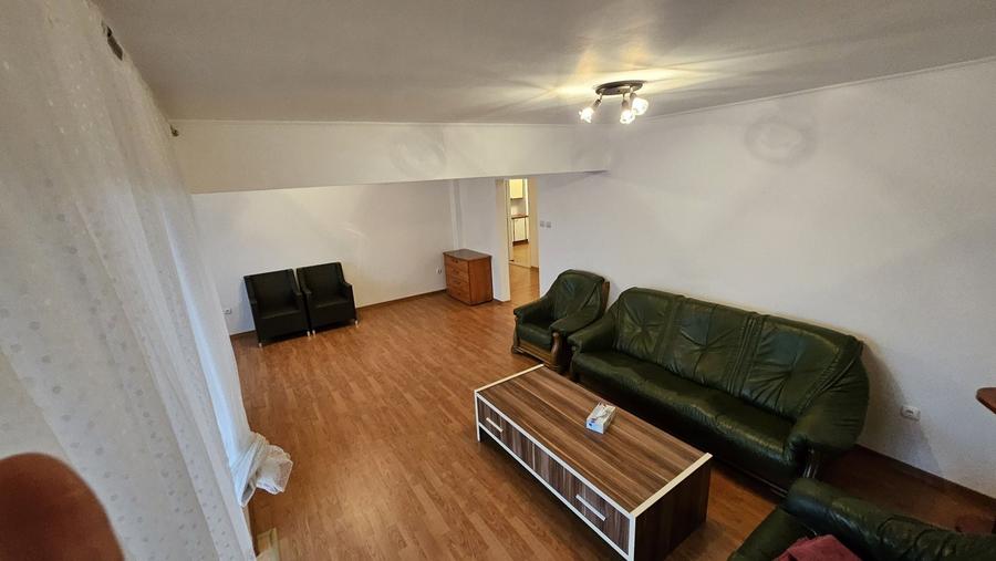 Apartament cu 4 camere decomandat în Central