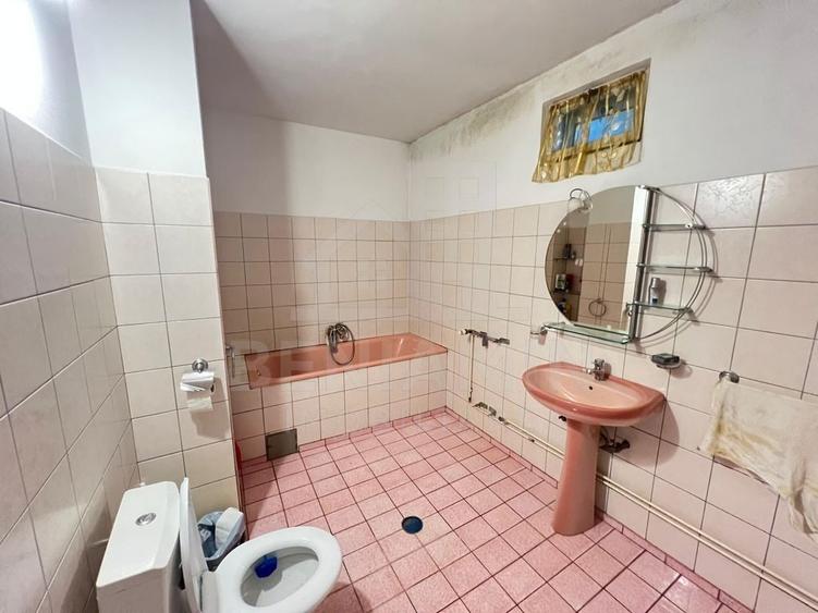 Casă cu 5 camere cu Teren 1100 Mp în Central