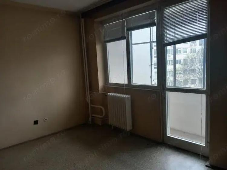 Apartament cu 3 camere semidecomandat în Tineretului