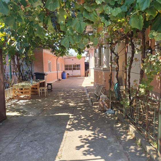 Casă cu 6 camere cu Teren 714 Mp în Săbăreni