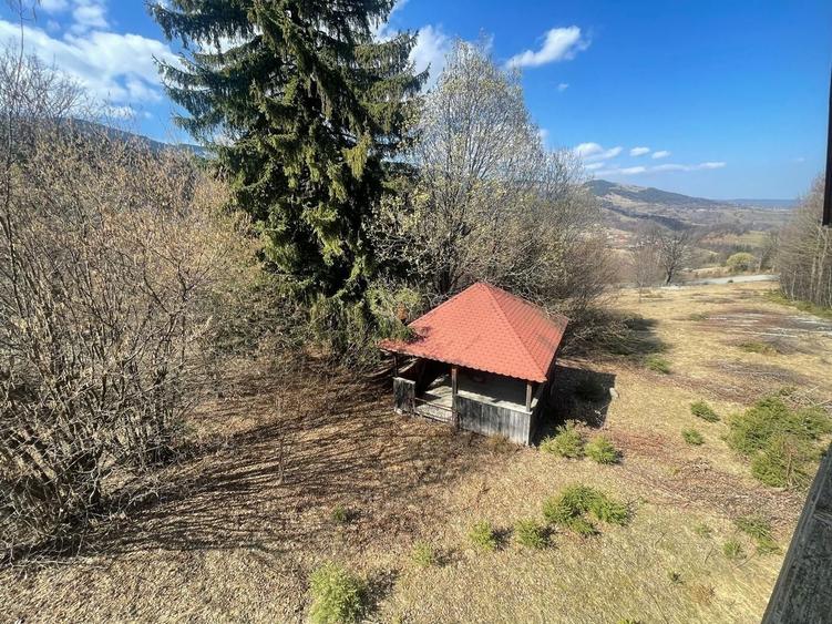 Casă individuală cu 7 camere cu Canalizare în Rogojel