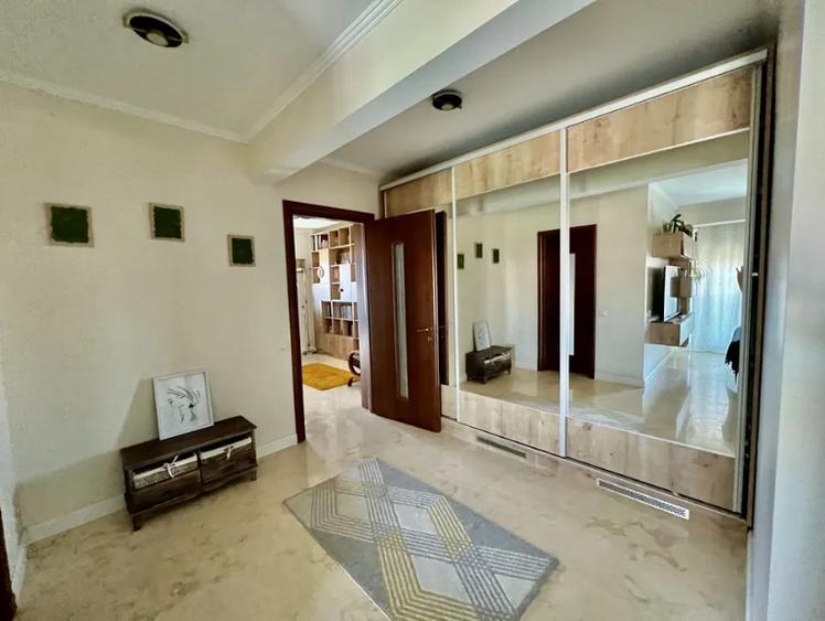 Apartament cu 5 camere decomandat, mobilat în Păcurari