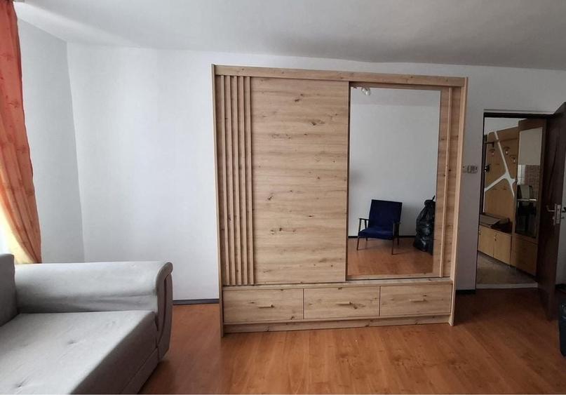 Vand aprtament cu 2 camere, decomandat, zona foarte buna - 6