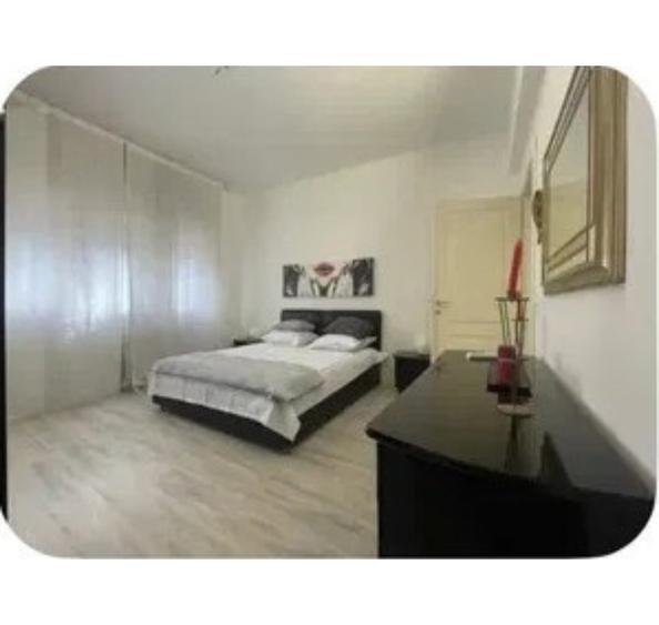 Apartament cu 3 camere semidecomandat, mobilat în Universitate
