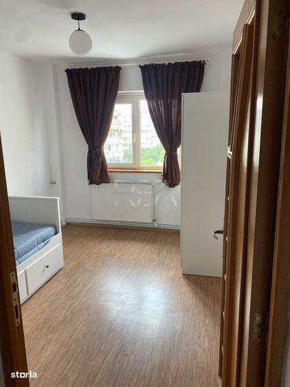 Apartament cu 4 camere semidecomandat în Văcăresti