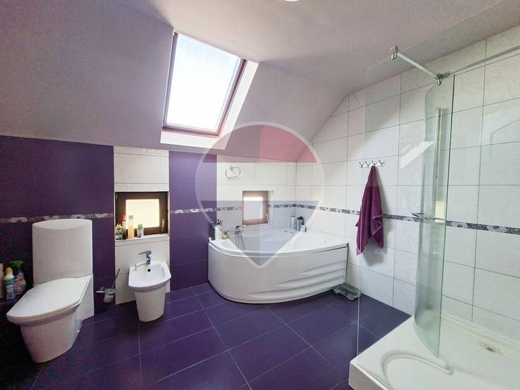 Casă individuală cu 6 camere cu Piscina în Central
