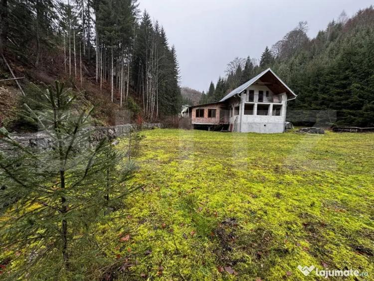Casă cu 4 camere cu Teren 1635 Mp în Șugag