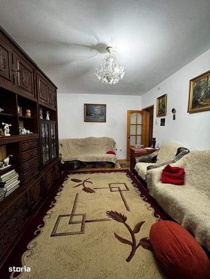 Apartament cu 3 camere decomandat în Podu Roș