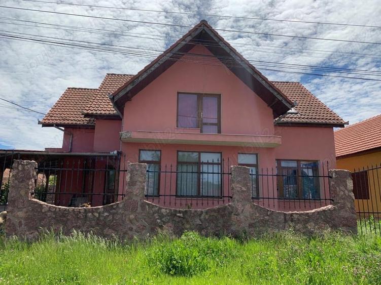 Casă cu 6 camere în Sebiș