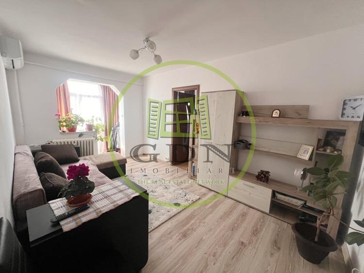 Apartament cu 2 camere semidecomandat în Craiovița Nouă