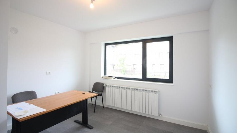 Apartament cu 4 camere semidecomandat în Băneasa