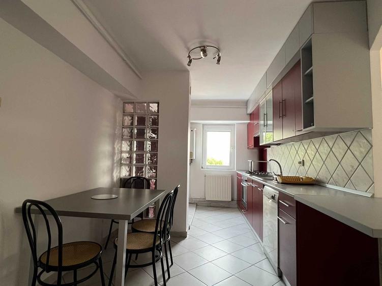 Apartament cu 3 camere decomandat în Central