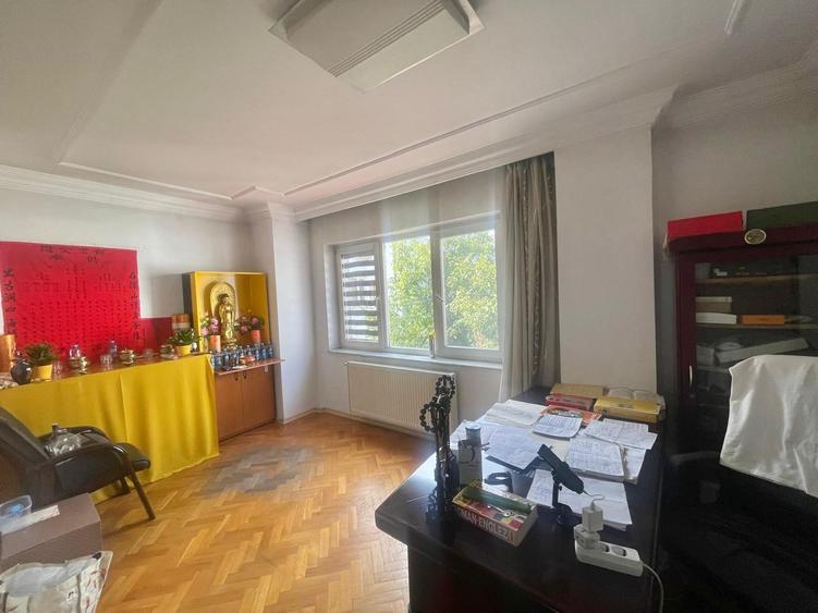 Casă cu 8 camere cu Garaj în Barbu Văcărescu