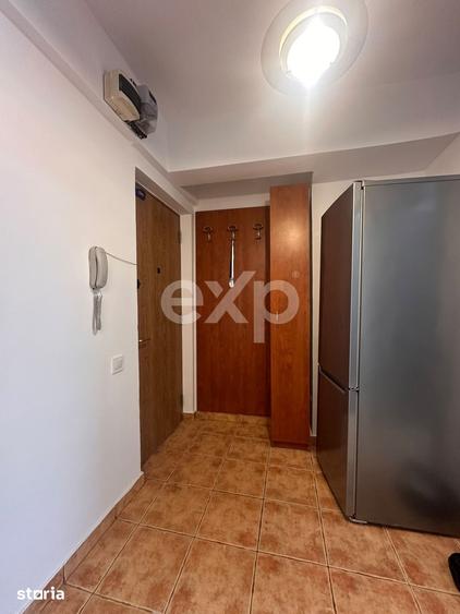 Apartament cu 3 camere semidecomandat în Centrul Civic