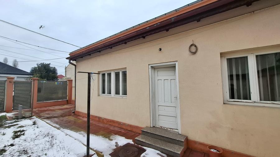 Casă individuală cu 3 camere cu Canalizare în Central