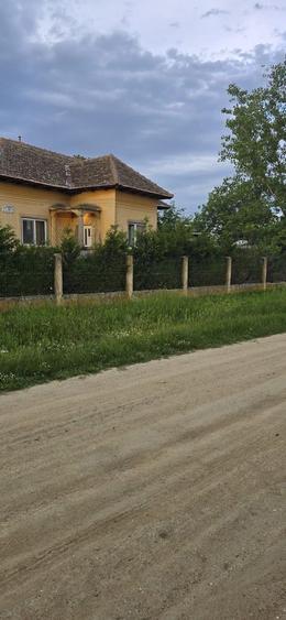 Casă cu 4 camere cu Teren 2000 Mp în Izvoare