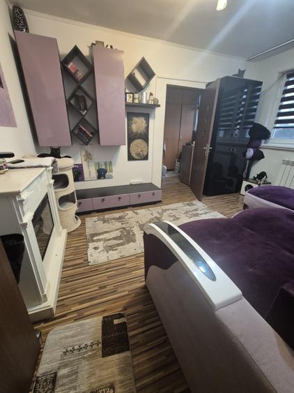 Apartament cu 3 camere semidecomandat, mobilat în Valea Rosie