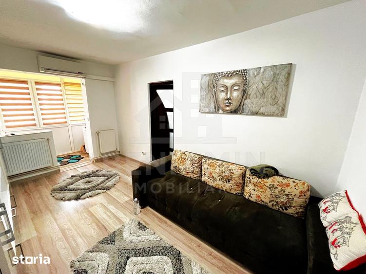 Apartament cu 3 camere semidecomandat în Craiovița Nouă