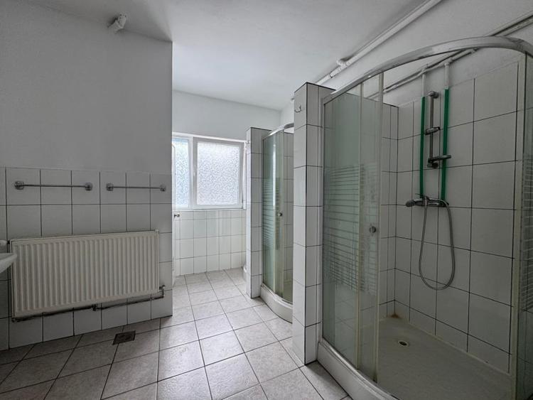 Casă individuală cu 18 camere decomandat cu Canalizare în Carierei