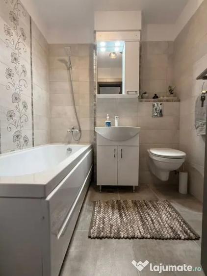 Apartament cu 3 camere decomandat în Sud